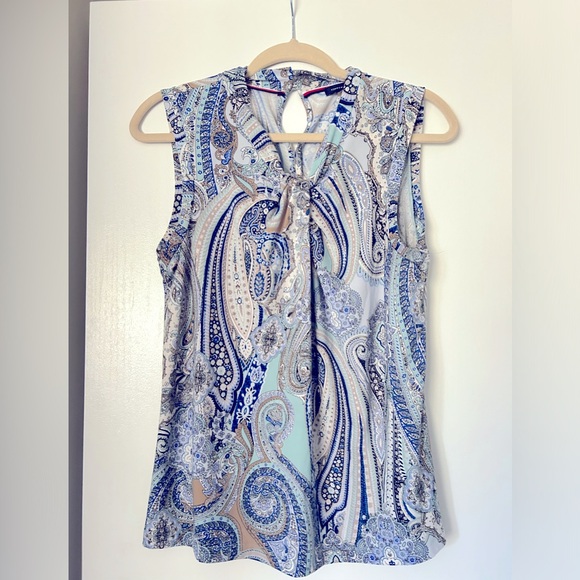 Tommy Hilfiger Tops - Poly shell, great for work or casual, paisley print. Super comfortable